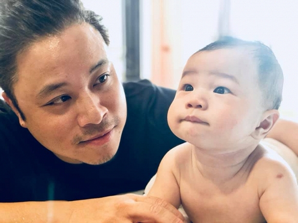 Trên trang cá nhân, đạo diễn Victor Vũ đăng tải hình ảnh chụp cùng con trai 4 tháng tuổi Landon Vũ Đông Quân. Nam đạo diễn chia sẻ: 