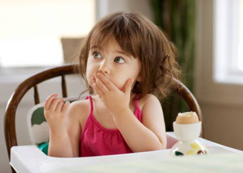Trẻ bị cảm cúm tiêu chảy không nên cho ăn trứng