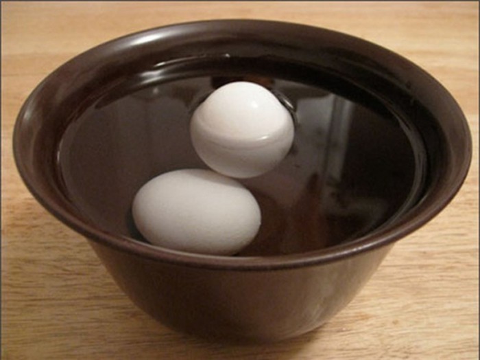 Thả trứng vào chậu nước để biết trứng thật trứng giả