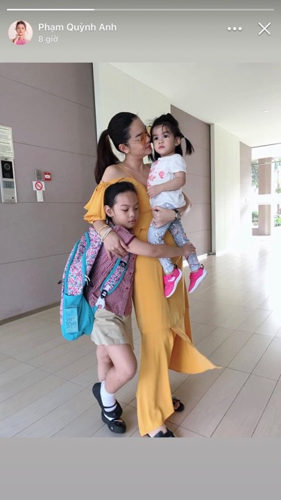 Sau hơn 20 tiếng bay đầy mệt mỏi, Quỳnh Anh chia sẻ hình ảnh cô trở về với các con. Đây là hình ảnh ấm ấp của nữ ca sĩ khi ôm 2 