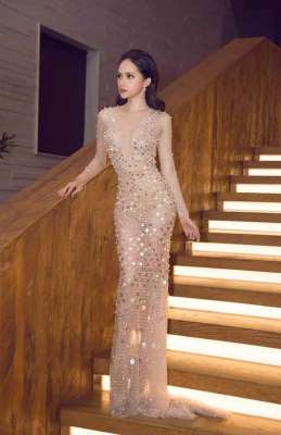  Trong một thiết kế đầm dạ hội lấp lánh, thân hình Hương Giang trông mỏng như lá lúa. Từ cân nặng 52 kg, hiện tại cô chỉ còn ở mức 47- 48 kg.