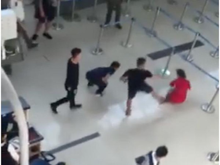 Nữ nhân viên hãng Vietjet Air ở Sân bay Thọ Xuân bị hành hung.Ảnh cắt từ clip