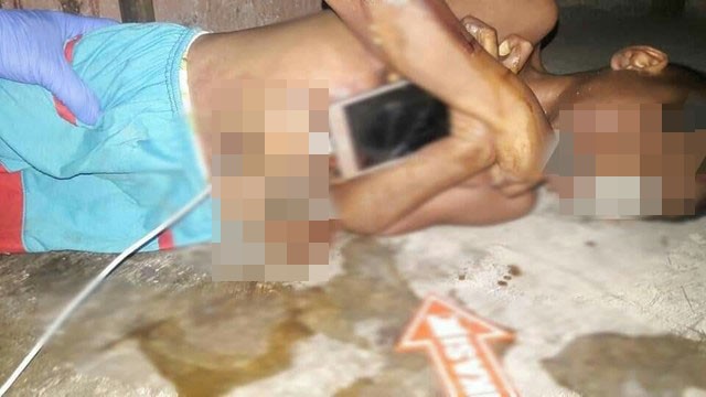 Cậu bé Alfani Yeskiel Tuke (7 tuổi) được phát hiện đã chết cứng đơ vì bị điện giật.