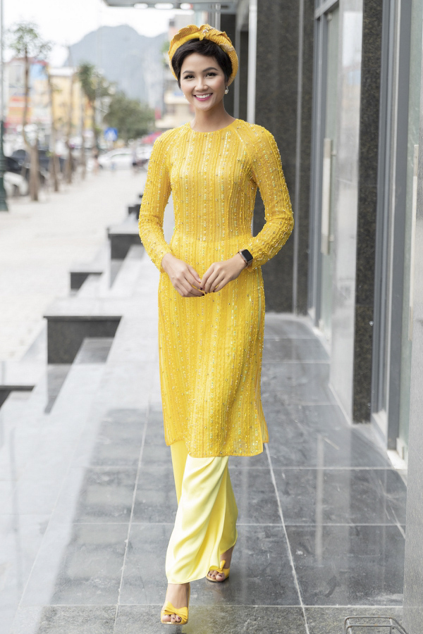 Tham gia một lễ trao học bổng ngày 22/3, H'Hen Niê ghi điểm bởi sự giản dị, yêu kiều với tà áo dài màu vàng kết hợp giày cao gót đồng điệu. Đôi giày có giá 80.000 đồng được cô mua từ trước lúc thi Hoa hậu Hoàn vũ Việt Nam 2017.    