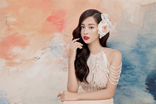 Trong bộ ảnh thời trang mới thực hiện, Hoa hậu Tiểu Vy trở thành nàng thơ của nhà thiết kế Khổng Minh Trang.    