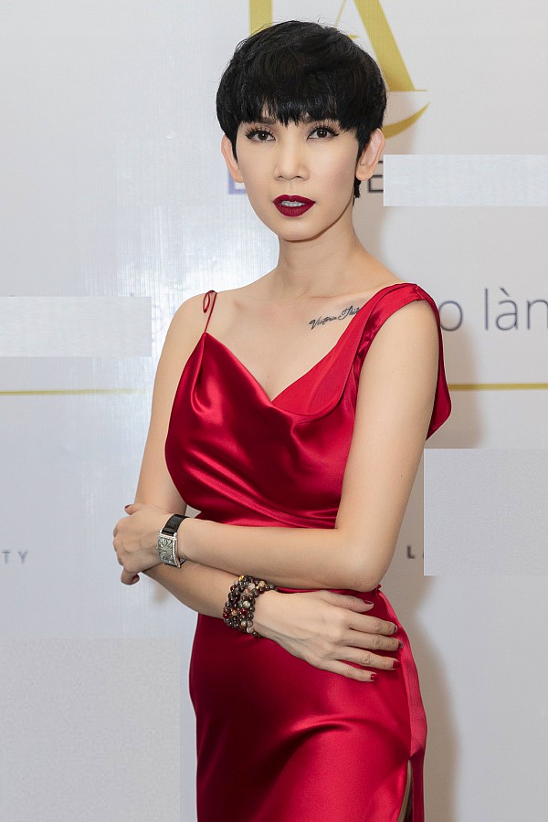 Chiều 14/3, cựu siêu mẫu Xuân Lan tổ chức buổi họp báo ra mắt thương hiệu mỹ phẩm chăm sóc da do cô sáng lập.    