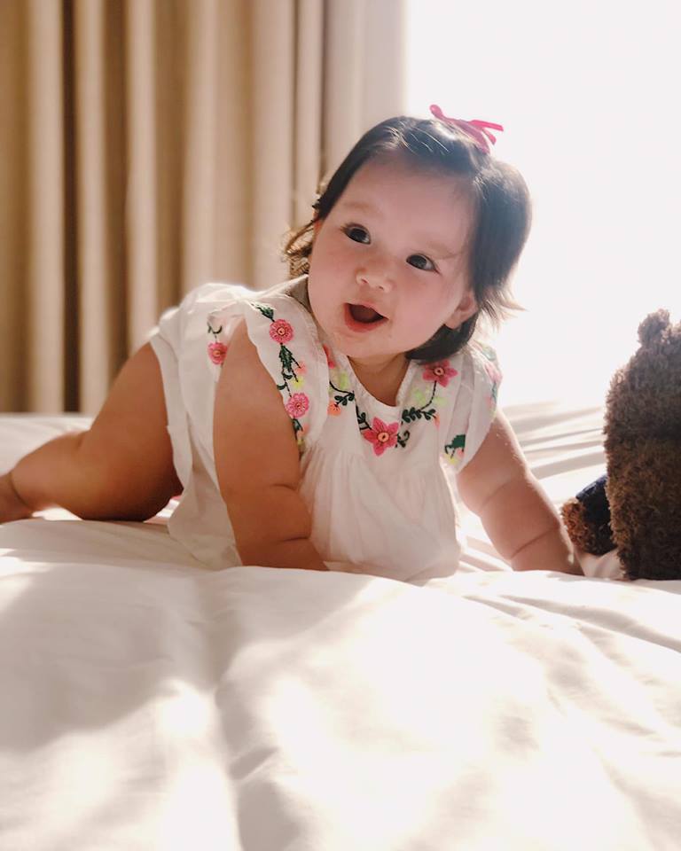 Hiện tại, con gái Hà Anh đã được 9 tháng tuổi nhưng có cân nặng ngang bằng một em bé khoảng 3 tuổi. Vẻ bụ bẫm của nàng công chúa nhỏ khiến nhiều bà mẹ bỉm sữa không ngừng xuýt xoa trầm trồ.