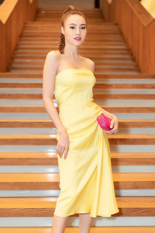 Ninh Dương Lan Ngọc “tỏa sáng” rực rỡ cùng chiếc váy vàng bất đối xứng, có các đường drapping vải hiện đại.  