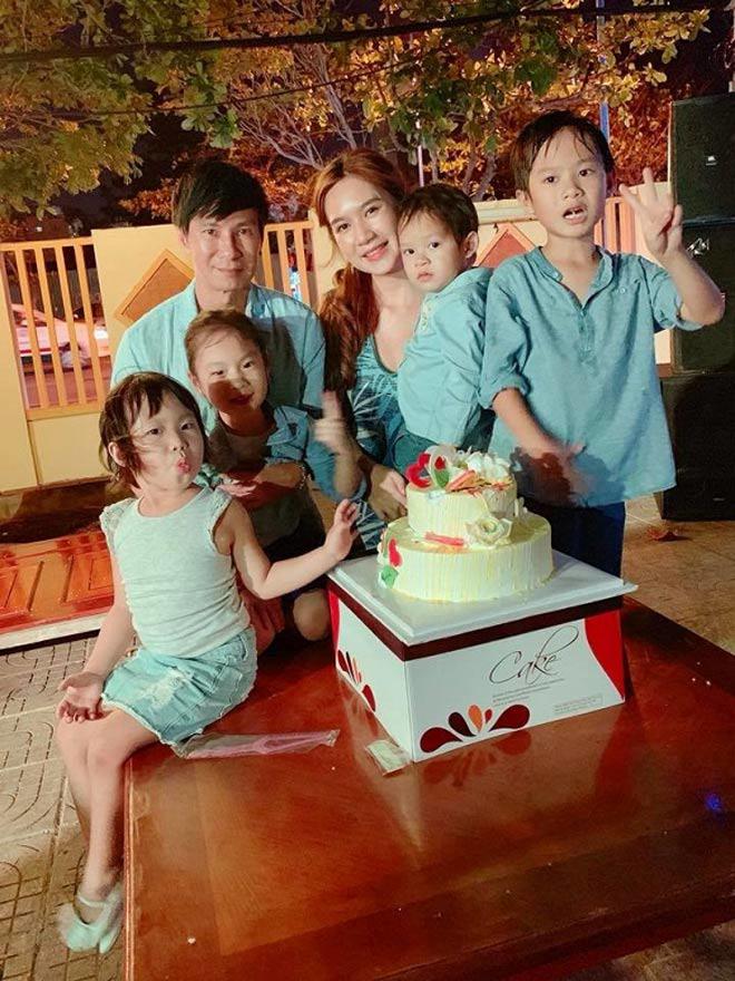 Gia đình hạnh phúc của Lý Hải - Minh Hà bên đàn con.    