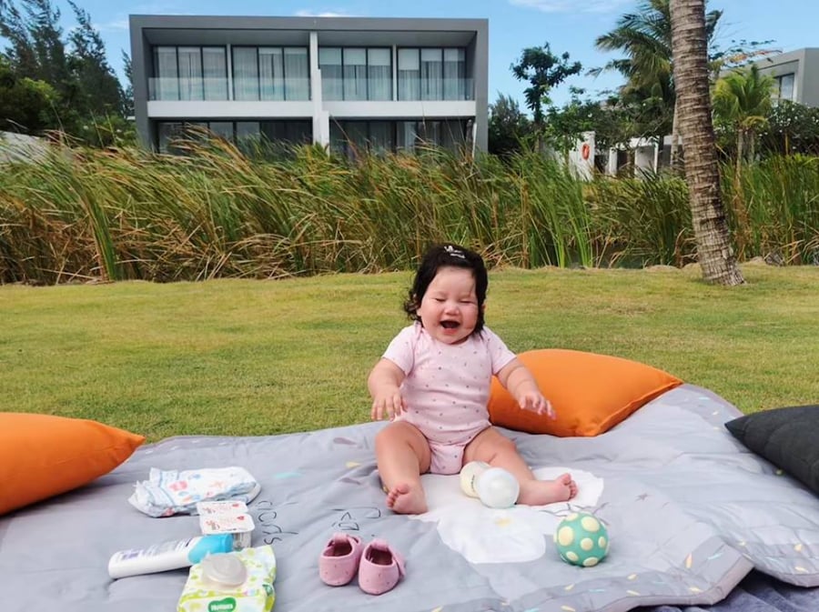 Trước đó, vào ngày 26/6/2018, siêu mẫu Hà Anh hạ sinh con gái đầu lòng. Từ lúc Myla chào đời, chân dài thường xuyên khoe hình ảnh bé trên trang cá nhân. Không những thế, cô còn lập riêng một trang chuyên chia sẻ hình ảnh và thông tin về nhóc tì đầu lòng. Với vẻ ngoài đáng yêu, bụ bẫm, Myla thu hút sự quan tâm của rất nhiều khán giả.    