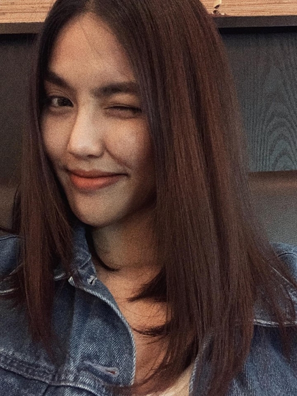 Ít giờ trước, Lan Khuê đăng loạt ảnh selfie trên trang cá nhân. Người đẹp khoe nhan sắc rạng rỡ với mái tóc suông thẳng cùng những biểu cảm dễ thương. Quá thích thú với những hình ảnh này của mình, Lan Khuê tự khen: 