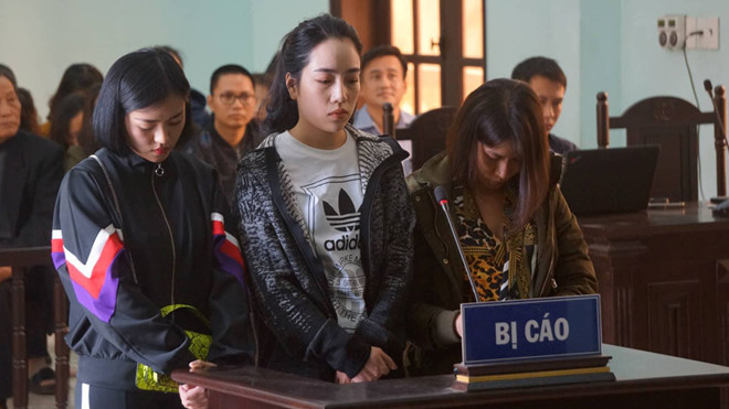 Từ phải qua trái: Bị cáo Hoa, Linh, Dung tại tòa