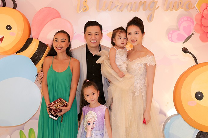 Mẹ con ca sĩ Đoan Trang cũng có mặt để chúc mừng Phoebe.