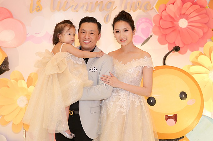 Gia đình anh Hai Lam Trường hạnh phúc trong ngày sinh nhật công chúa Phoebe.