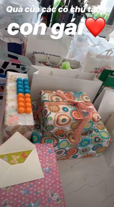 Con gái Đặng Thu Thảo nhận được nhiều quà trong sinh nhật