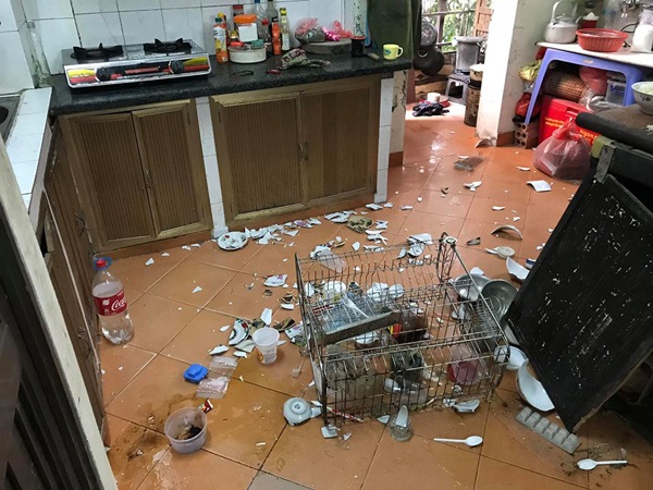 Bãi chiến trường' của cô con gái gây ra.