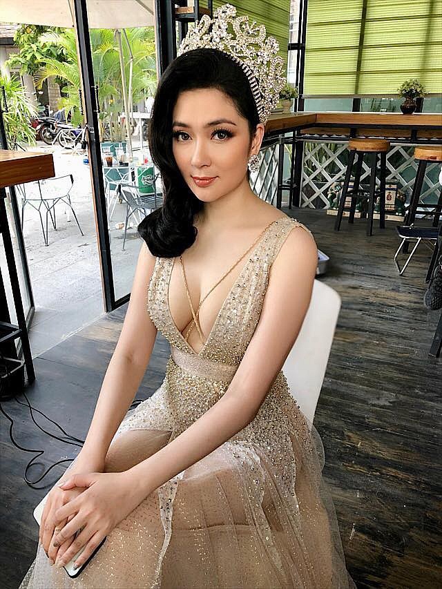 Ở tuổi 33, nhan sắc của Hoa hậu Việt Nam 2004 gần như chẳng vương nét thời gian, trái lại còn mặn mà, đằm thắm, quyến rũ hơn. Cô vẫn giữ trọn vẹn nét đẹp Á Đông với khuôn mặt đầy đặn và không chạy theo bất kỳ xu hướng phẫu thuật thẩm mỹ nào.    