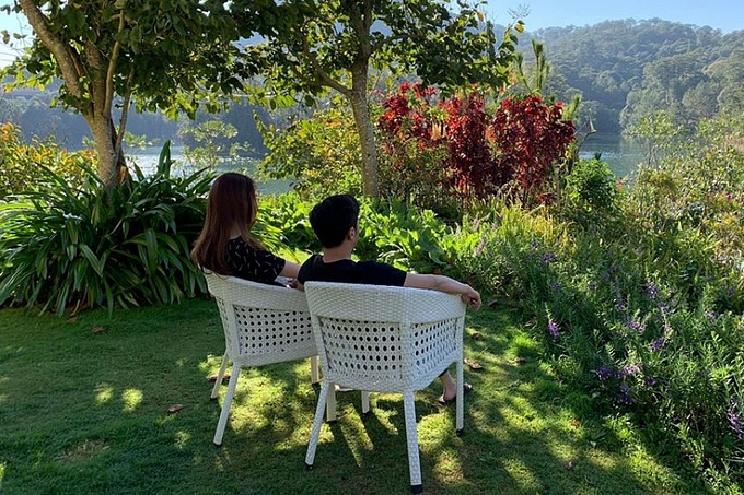 Khoảnh khắc bình yên của cặp đôi trong khuôn viên căn biệt thự nhìn ra hồ Tuyền Lâm (Đà Lạt) những ngày đầu xuân được gia đình ghi lại. Người hâm mộ mừng vì cả hai đã tìm được hạnh phúc mới.    