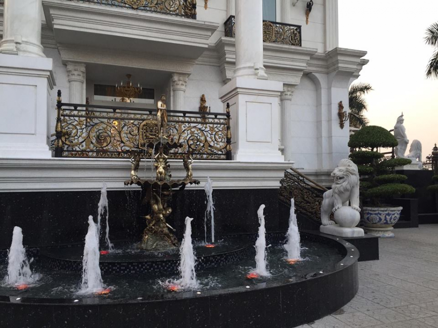 Ban công của ngôi biệt thự nhà chồng Tăng Thanh Hà đều dát vàng