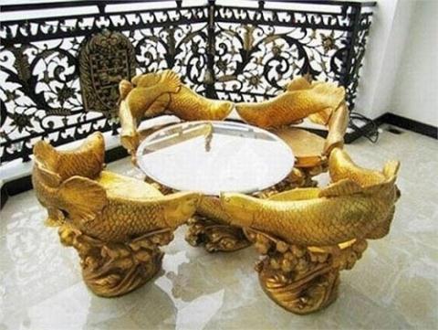Bộ bàn ghế uống trà những chú cá lóng lánh được làm bằng dát vàng