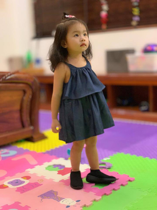 Con gái Vân Trang sở hữu đôi chân dài, khuôn mặt đáng yêu tựa thiên thần
