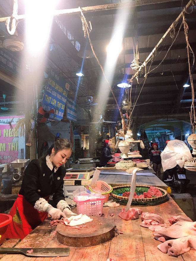 Cô gái xinh đẹp bỗng dưng nổi tiếng sau một bức ảnh bán thịt ở chợ.