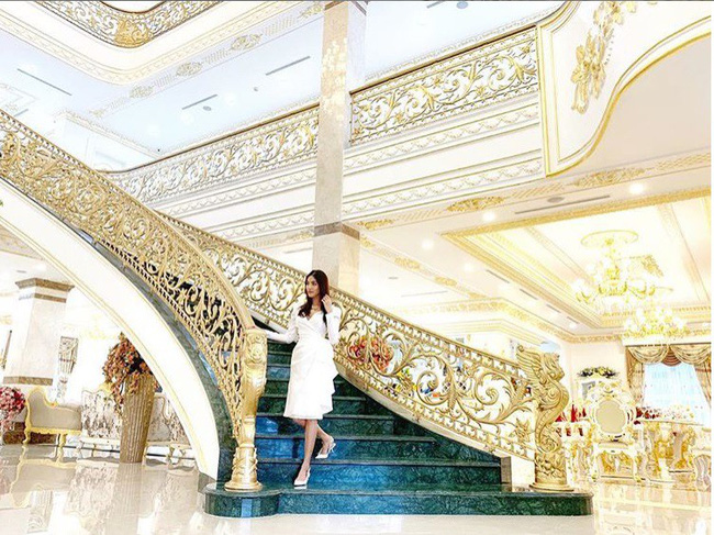Lan Khuê tạo dáng trong ngôi biệt thự của nhà chồng