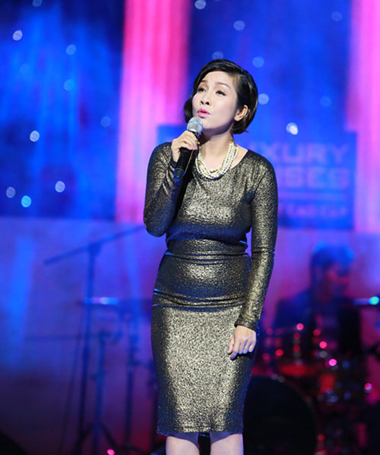 Nữ Diva Mỹ Linh khá chỉn chu trong cách lựa chọn trang phục nhưng cũng từng mắc lỗi đỏ mặt với chất vải bắt sáng trên sân khấu.
