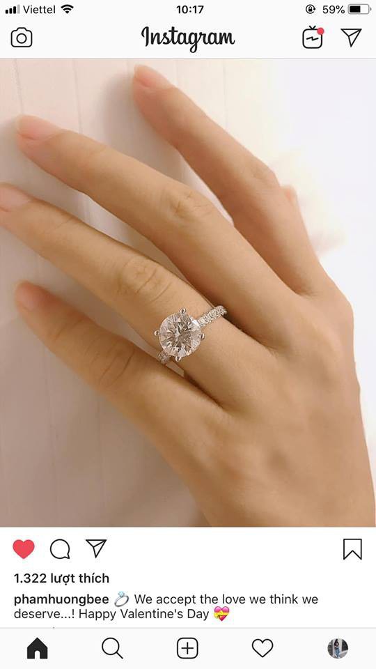 Người đẹp khoe nhẫn kim cương và xác nhận đang say đắm trong tình yêu vào đúng ngày Valentine.