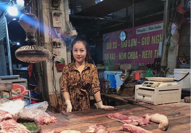 Bức ảnh chụp cô gái xinh đẹp bán thịt lợn.