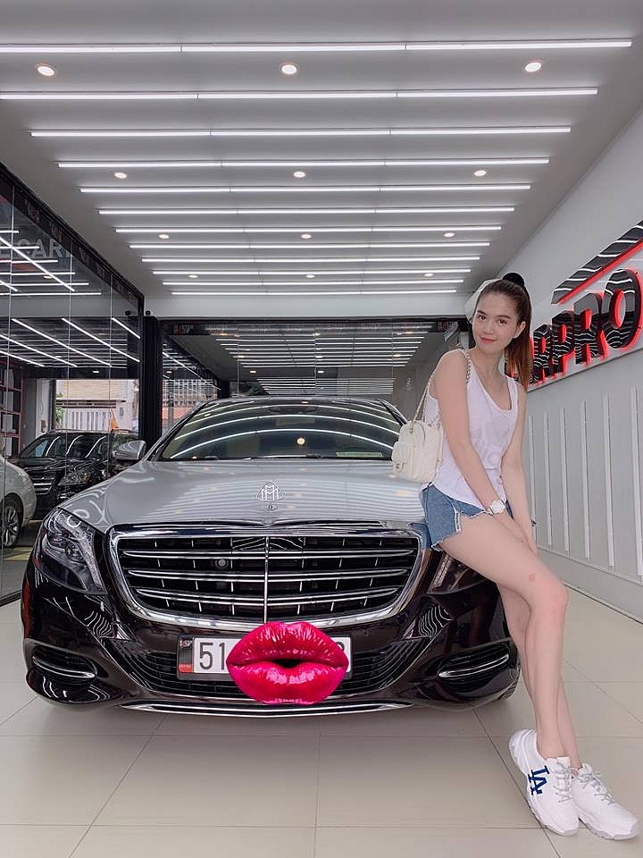 Ngọc Trinh khỏe khoắn khi mặc quần short và áo 3 lỗ, bên cạnh đó đôi giày sneaker giúp cô thêm phần năng động.