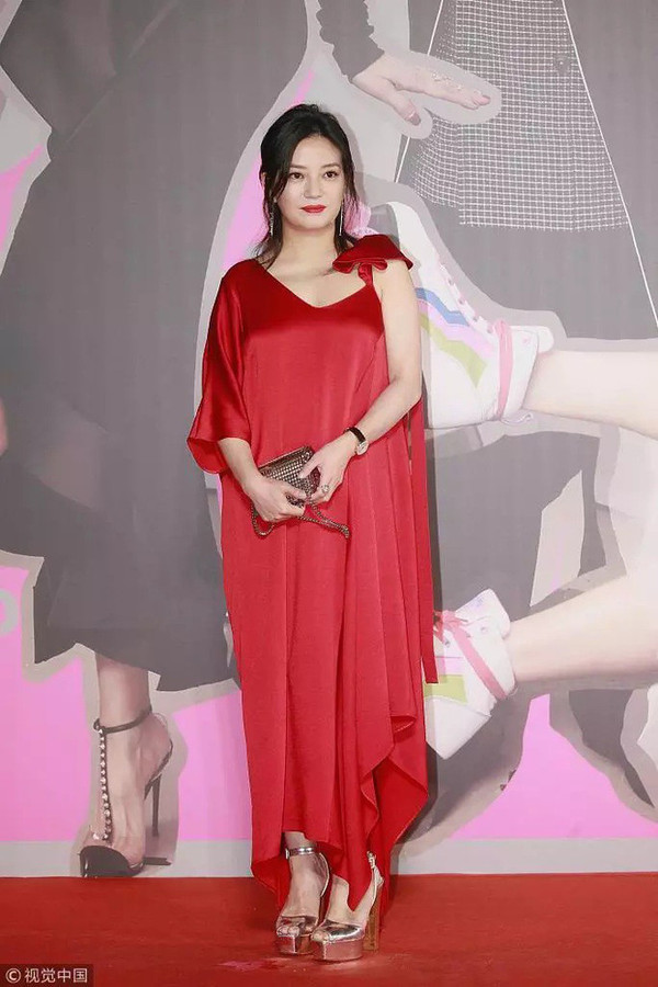Mẫu váy đỏ, xòe rộng, dài chấm gót từng khiến Triệu Vy bị như đang mang bầu tháng cuối.