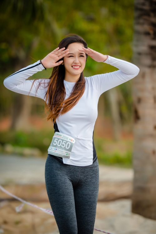 , Mai Phương Thúy vướng phải nhiều ý kiến trái chiều với bộ đồ thể thao ôm sát lộ vùng mặc nội y phản cảm.