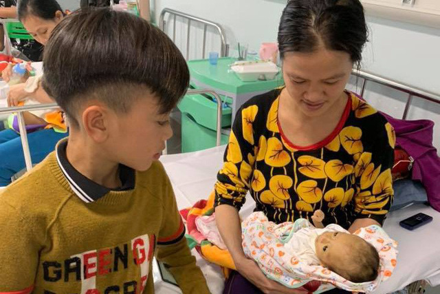 Em trai của Chiến - bé Vì Văn Lực (2 tháng tuổi) phải nằm viện vì bệnh gan chuyển hoá.