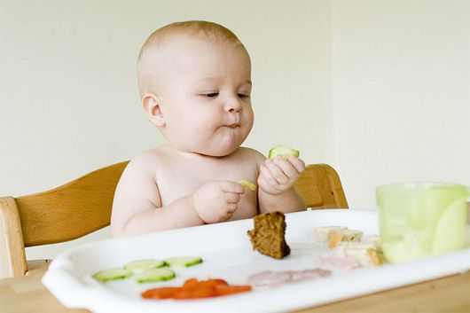 Trước 6 tuổi hãy dạy trẻ tự ăn 