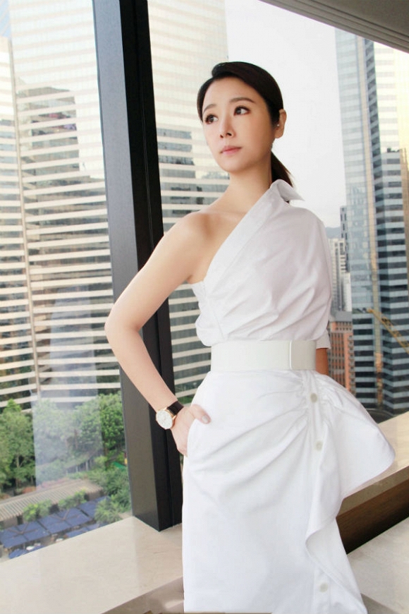 Nữ diễn viên Lâm Tâm Như mặc trang phục tông trắng, tự tin khoe vòng eo nhỏ nhắn sau khi bị đồn mang bầu lần 2.  