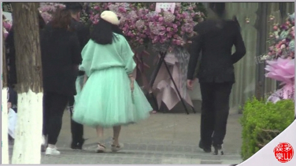Phạm Băng Băng xuất hiện tại sự kiện với trang phục váy bồng, đi giày đế bệt.    