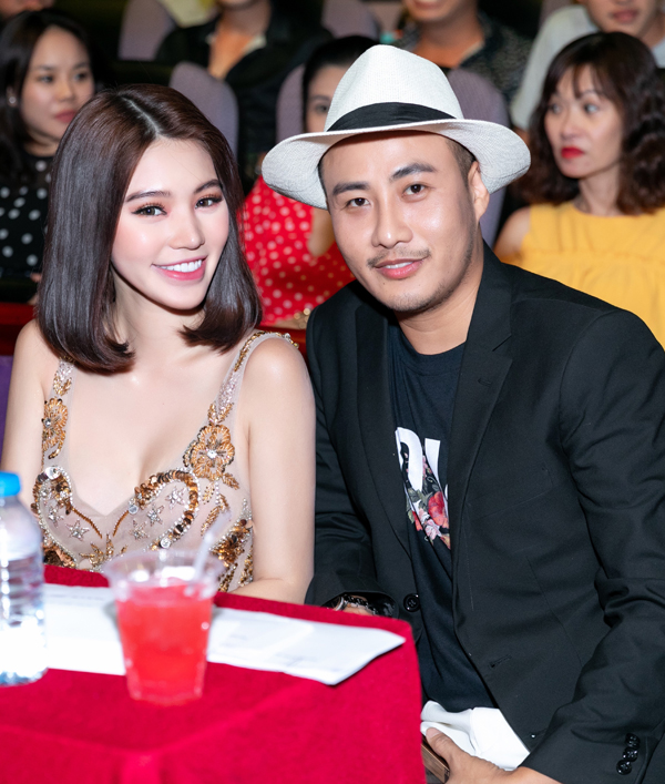 Jolie Nguyễn cười tươi chụp ảnh với nhà thiết kế áo dài Bảo Bảo kiêm chuyên gia trang điểm nổi tiếng.