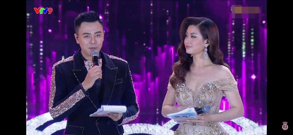 Tuấn Tú có màn tái xuất cực ấn tượng khi làm MC dẫn dắt đêm Chung kết Hoa hậu Việt Nam 2018.    