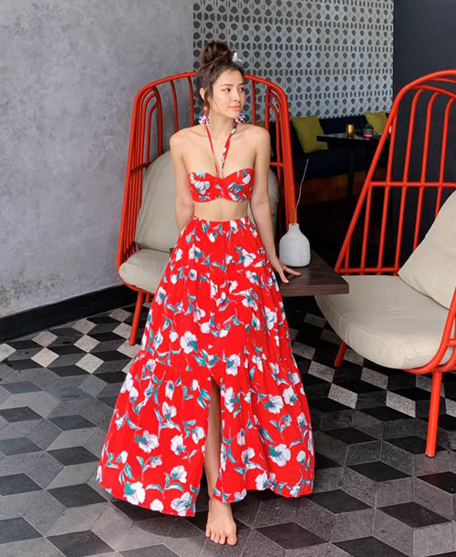 Set váy hoa đỏ rực rỡ giúp Phương Trinh Jolie tôn tối đa vẻ gợi cảm trong chuyến du lịch Bali.    