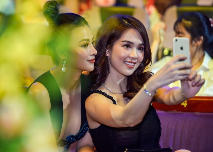 Sau nhiều năm mới gặp lại cô em thân thiết một thời Phương Khánh, Ngọc Trinh vui vẻ chụp ảnh selfie.