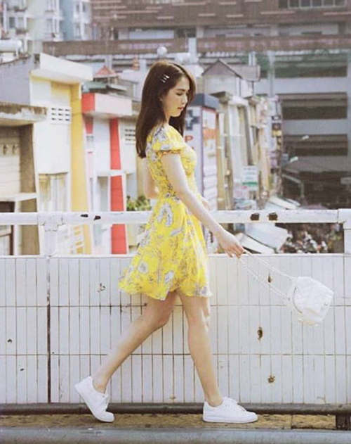 Diện chiếc váy voan vàng tươi, Ngọc Trinh trông đáng yêu như cô thiếu nữ trên đường phố Đà Lạt.    