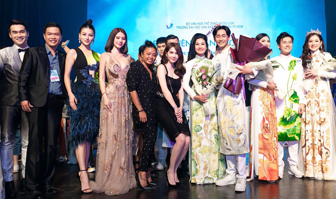 Ngọc Trinh, Phương Khánh và Jolie Nguyễn lên sân khấu trao giải, chụp ảnh cùng các sinh viên Đại học Sân khấu Điện ảnh TP HCM.
