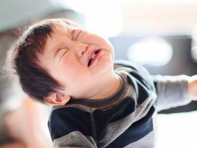 Bỏ mặc khi trẻ có ý định ăn vạ