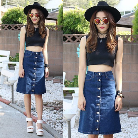 Tuy chỉ là một chiếc áo có form dáng đơn giản nhưng áo tank-top lại mang vẻ đẹp rất phá cách và cá tính. Để có được bộ trang phục cực chất với áo tank-top thì các nàng hãy phối chúng với chân váy bò. Chắc chắn bạn sẽ không bao giờ hối hận với các phối đồ này đâu nhé.