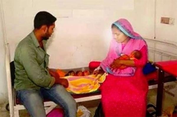 Cặp vợ chồng người Bangladesh với các thành viên mới trong gia đình
