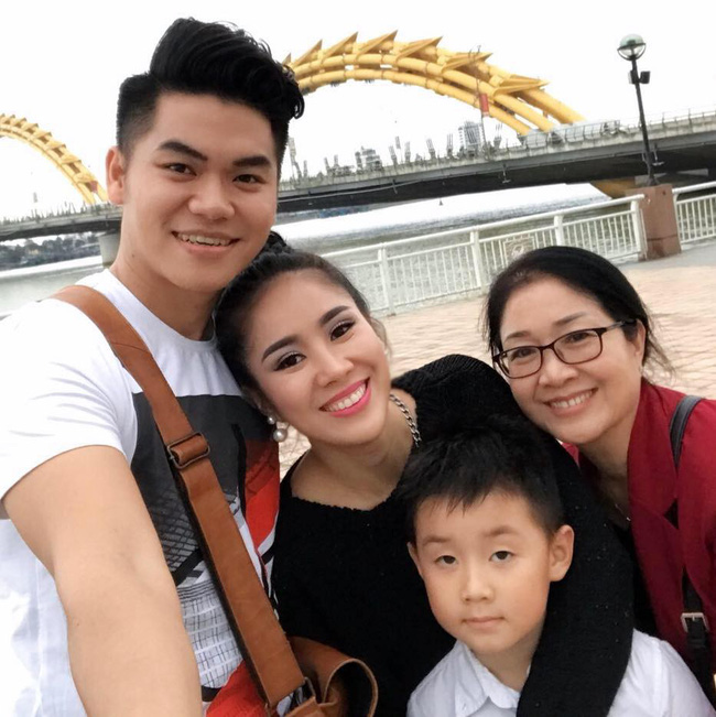 Gia đình Lê Phương trong chuyến du lịch Singapore