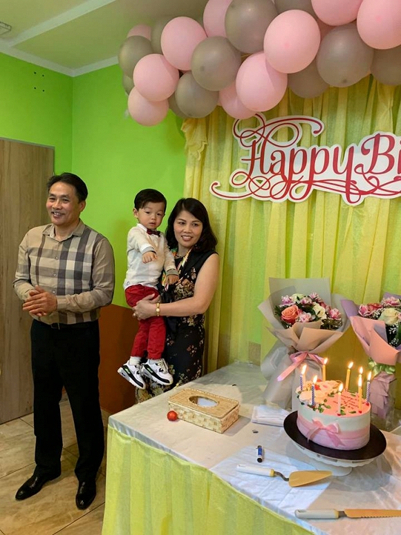 Hình ảnh trong buổi tiệc sinh nhật mẹ chồng được Kỳ Hân đăng tải trên trang cá nhân.