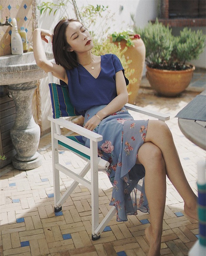 Áo blouse cùng chân váy hoa cũng là bộ đôi hoàn hảo lắm, vừa điệu đà lại cũng rất trendy và với gam màu xanh đậm – nhạt kết hợp thật khéo léo như set đồ này thì các nàng diện lên mình chỉ có đẹp trở lên thôi!