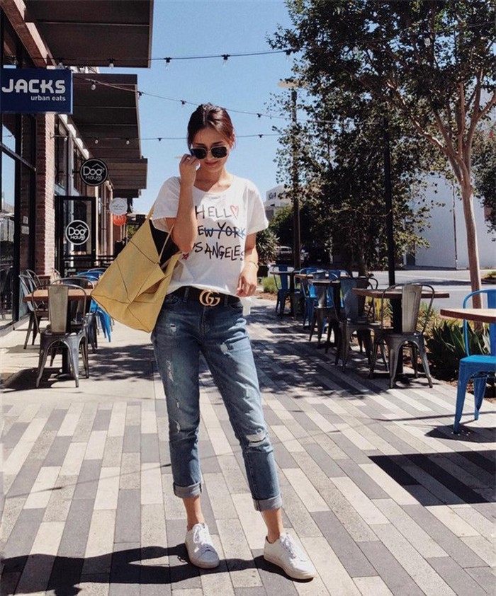 Bộ đôi kinh điển áo phông trắng + quần jeans dù các nàng diện đi diện lại cũng không hề nhàm chán mà vẫn luôn đẹp, luôn trendy. Những ngày nghỉ lễ muốn diện đồ trẻ trung, năng động một chút thì các nàng không thể bỏ qua bộ đôi này đâu. Cũng đừng quên sơ vin gọn gàng để không những vóc dáng thêm cân đối, cao ráo mà vẻ ngoài cũng trở nên sành điệu hơn nhé!
